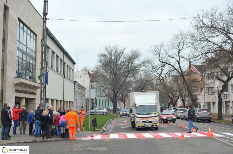 Megerősítették a zebra festését - fotó Szarka Lajos