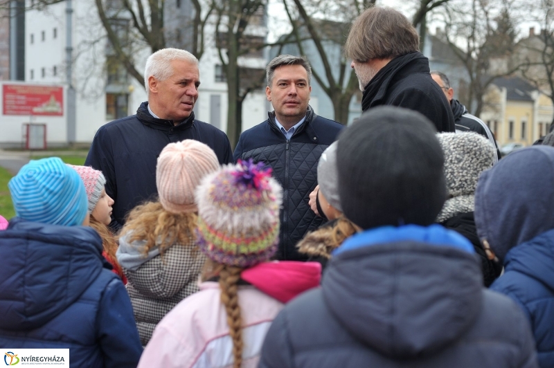 Megerősítették a zebra festését - fotó Szarka Lajos