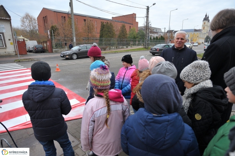 Megerősítették a zebra festését - fotó Szarka Lajos