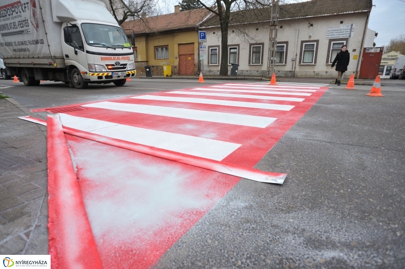 Megerősítették a zebra festését - fotó Szarka Lajos