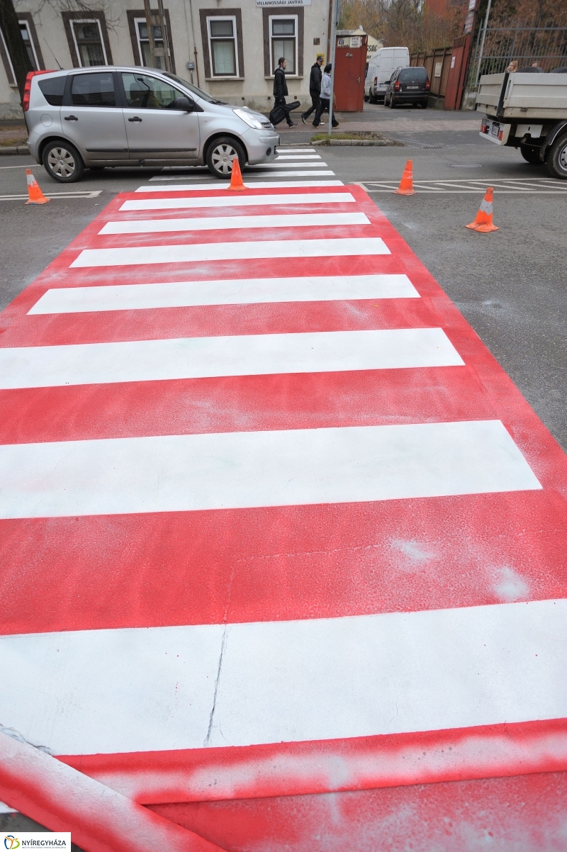 Megerősítették a zebra festését - fotó Szarka Lajos