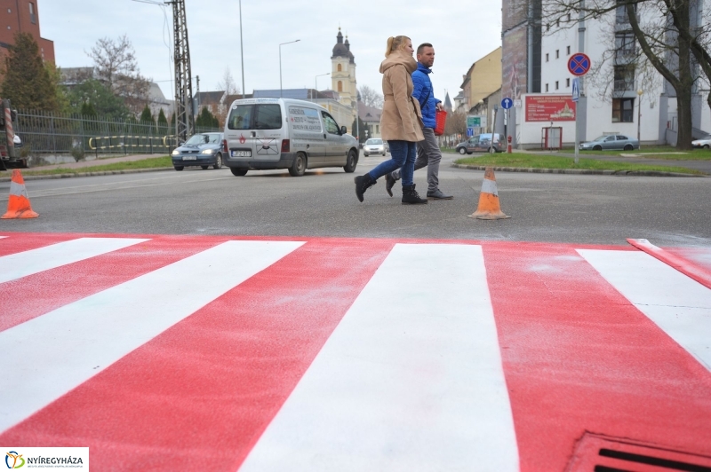 Megerősítették a zebra festését - fotó Szarka Lajos