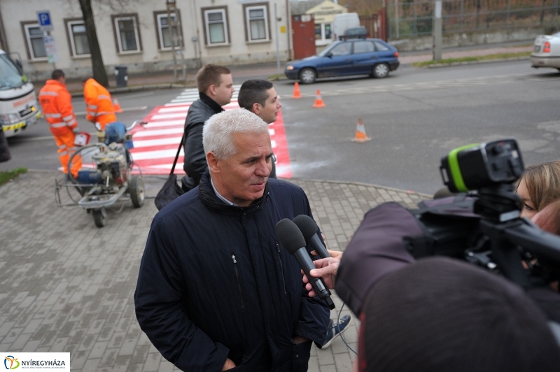 Megerősítették a zebra festését - fotó Szarka Lajos