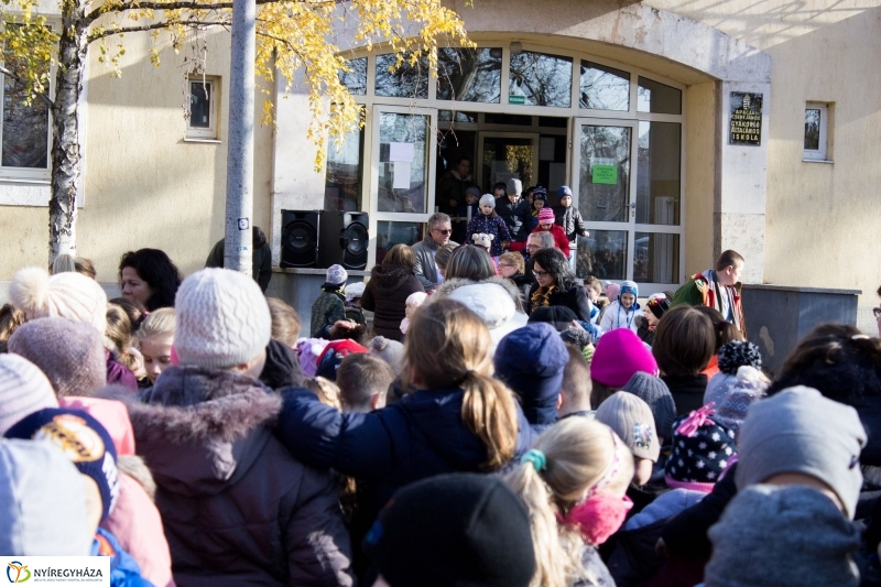 Emlékfa ültetés az Apáczai iskolában - fotó Szarka Lajos