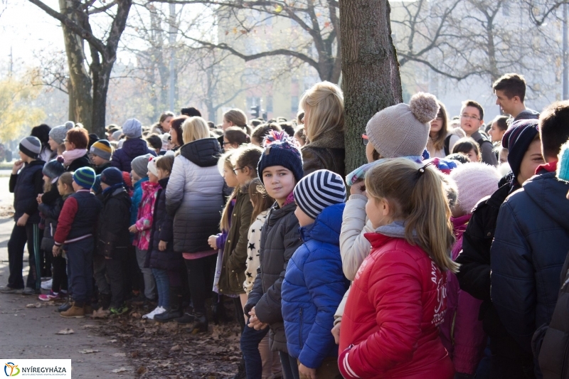 Emlékfa ültetés az Apáczai iskolában - fotó Szarka Lajos