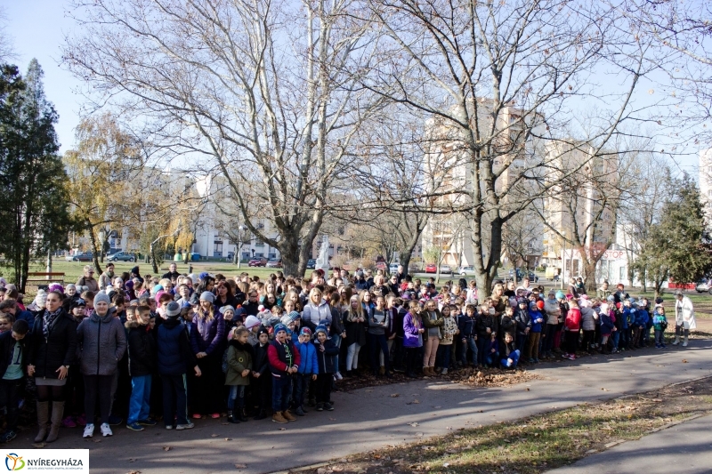 Emlékfa ültetés az Apáczai iskolában - fotó Szarka Lajos