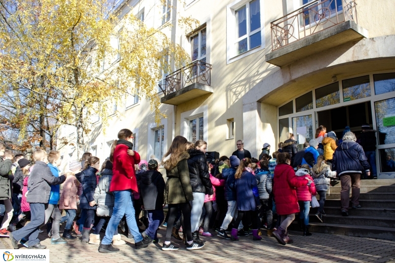 Emlékfa ültetés az Apáczai iskolában - fotó Szarka Lajos