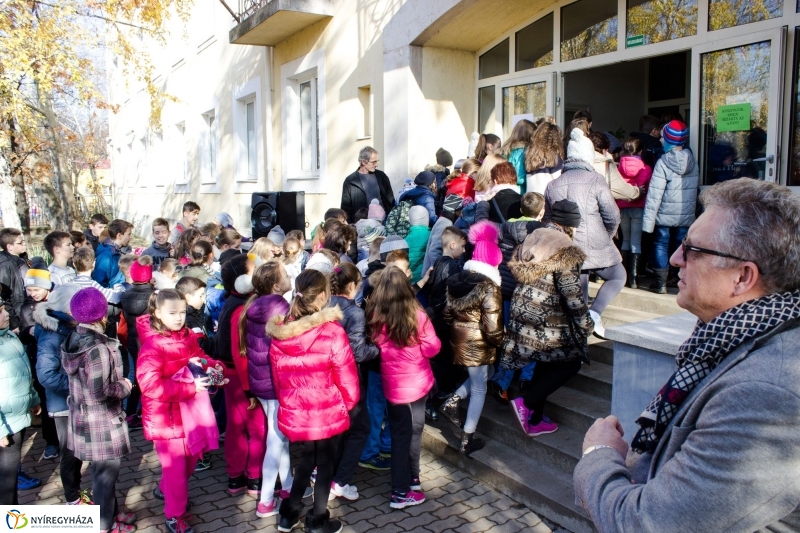 Emlékfa ültetés az Apáczai iskolában - fotó Szarka Lajos