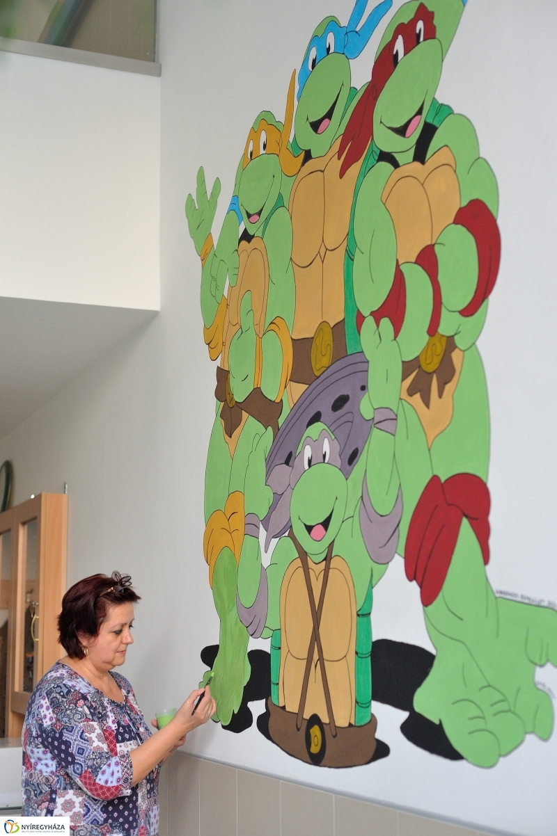 Ecsettel a gyermekosztályon - fotó Szarka Lajos