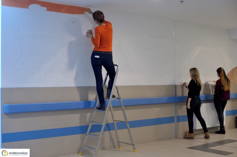 Ecsettel a gyermekosztályon - fotó Szarka Lajos