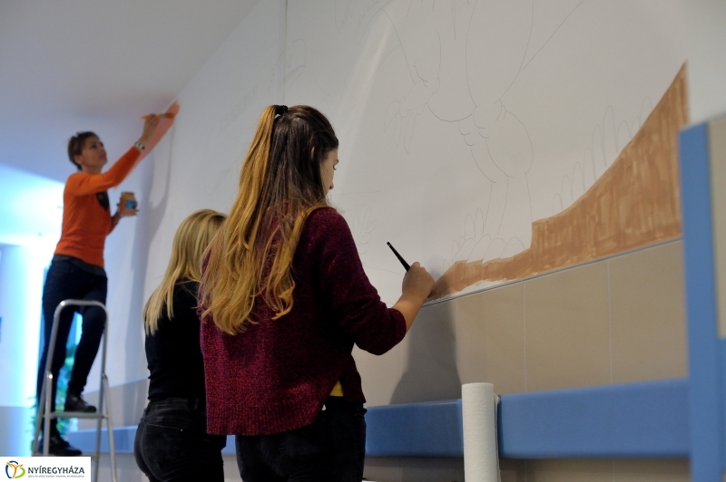 Ecsettel a gyermekosztályon - fotó Szarka Lajos