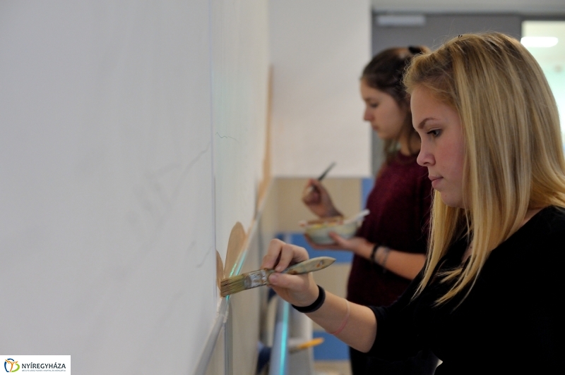 Ecsettel a gyermekosztályon - fotó Szarka Lajos