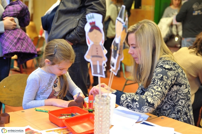 Népi kavalkád a Bem iskolában - fotó Szarka Lajos