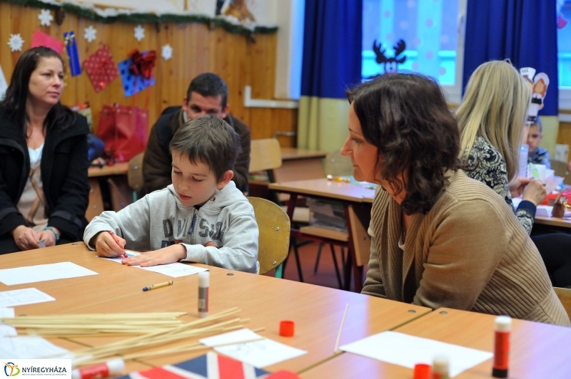 Népi kavalkád a Bem iskolában - fotó Szarka Lajos