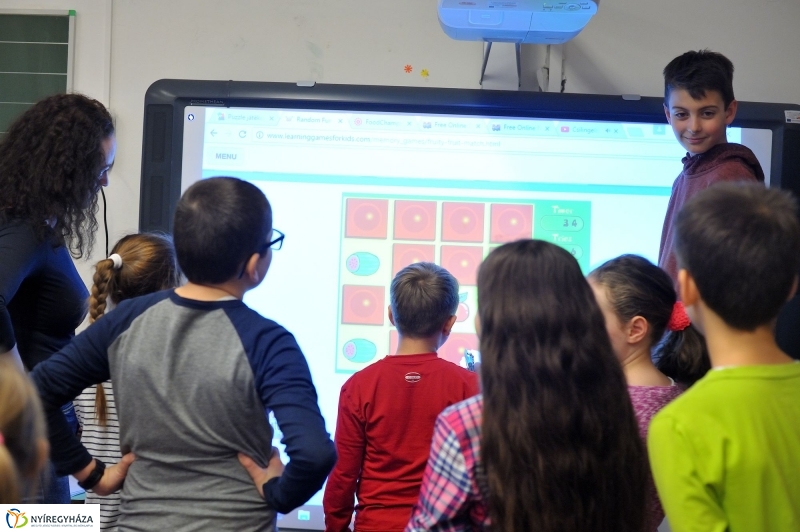 Népi kavalkád a Bem iskolában - fotó Szarka Lajos