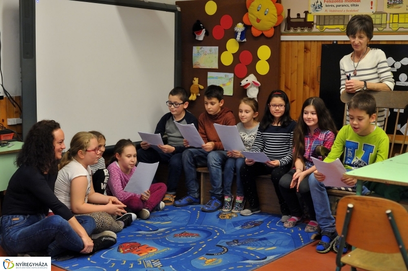 Népi kavalkád a Bem iskolában - fotó Szarka Lajos