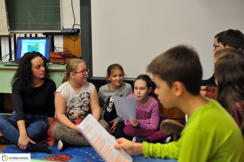 Népi kavalkád a Bem iskolában - fotó Szarka Lajos