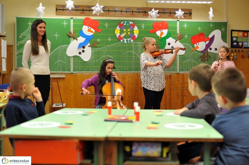 Népi kavalkád a Bem iskolában - fotó Szarka Lajos