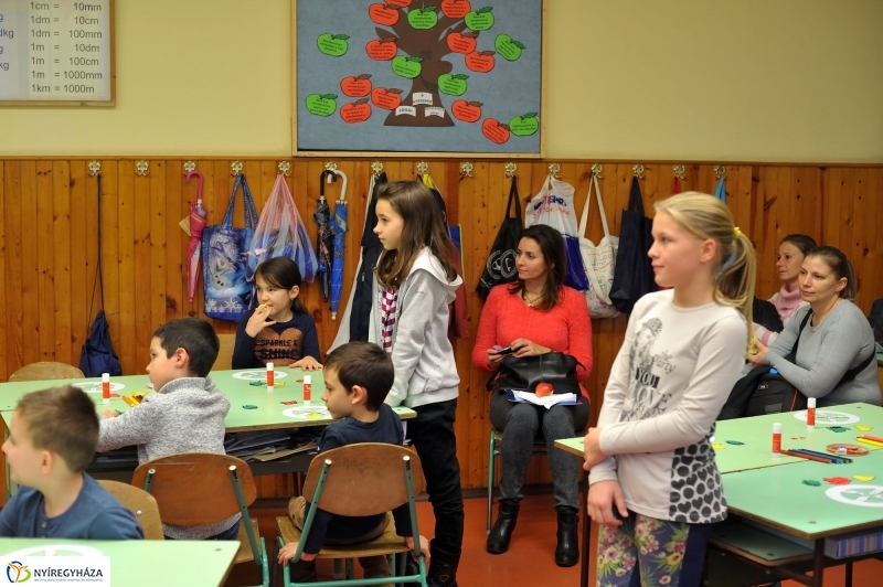 Népi kavalkád a Bem iskolában - fotó Szarka Lajos