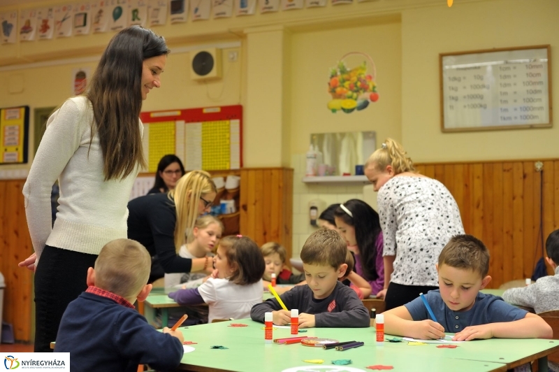 Népi kavalkád a Bem iskolában - fotó Szarka Lajos