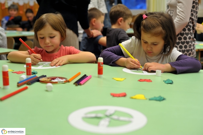 Népi kavalkád a Bem iskolában - fotó Szarka Lajos