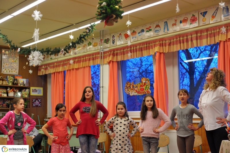 Népi kavalkád a Bem iskolában - fotó Szarka Lajos