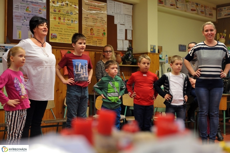 Népi kavalkád a Bem iskolában - fotó Szarka Lajos