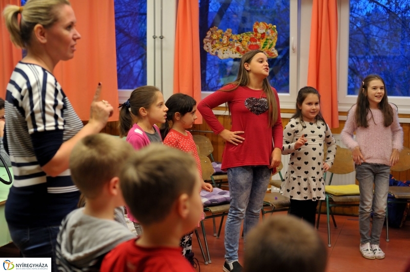 Népi kavalkád a Bem iskolában - fotó Szarka Lajos