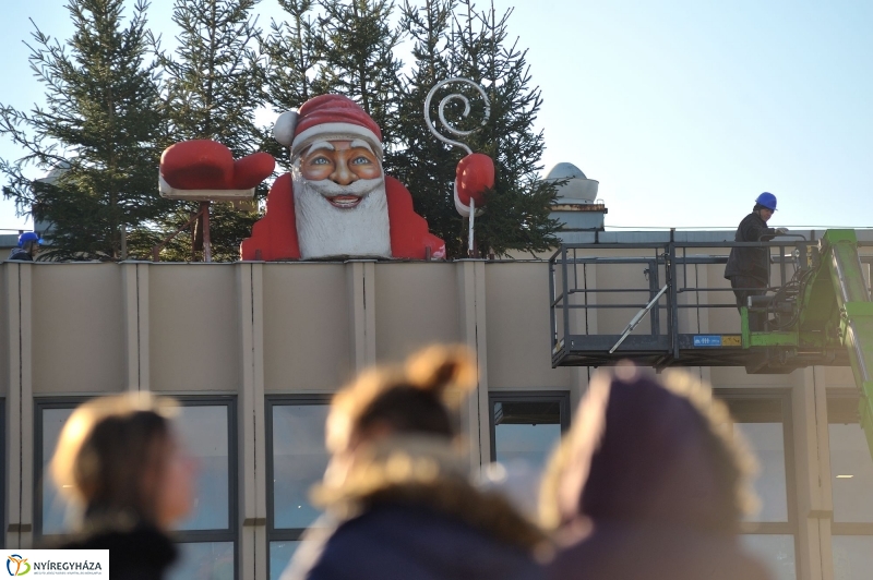 Mikulás a piacon - fotó Szarka Lajos