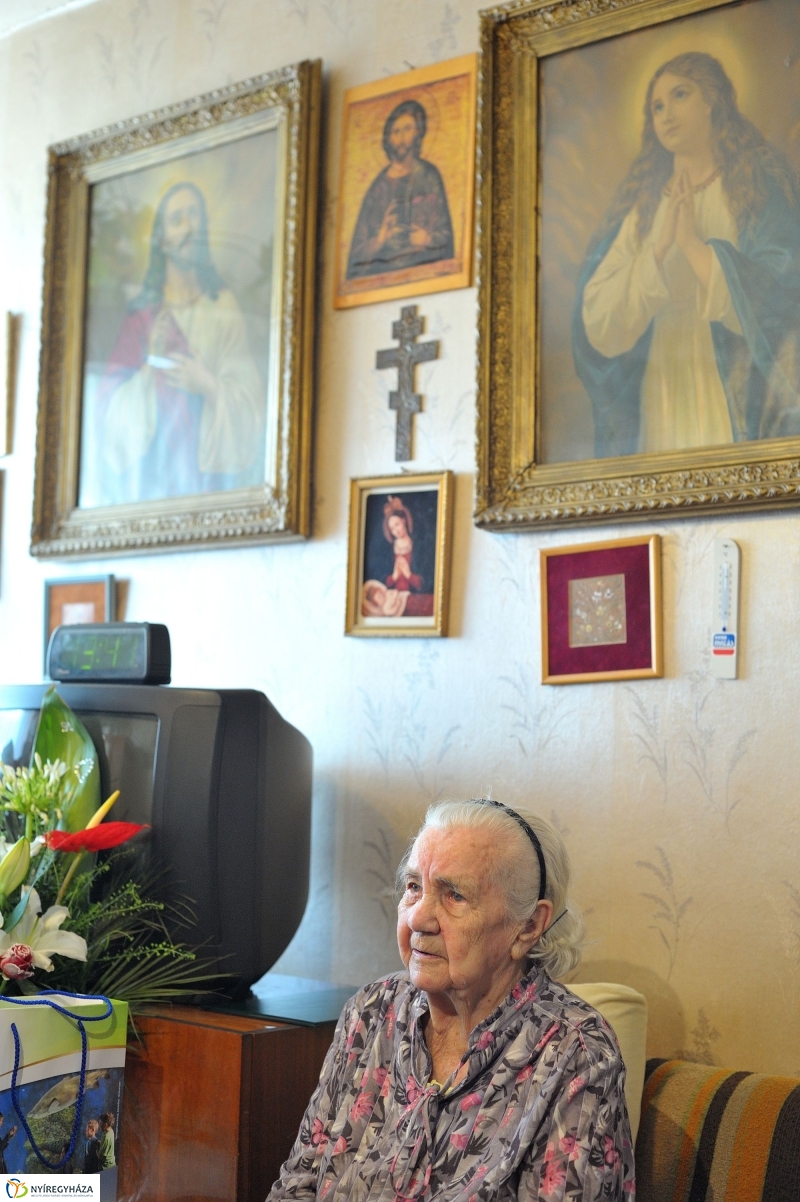 Szépkorú köszöntése Galambos Lajosné - fotó Szarka Lajos