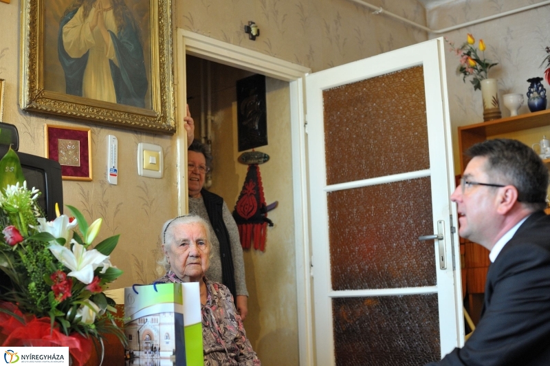Szépkorú köszöntése Galambos Lajosné - fotó Szarka Lajos