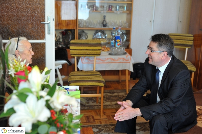 Szépkorú köszöntése Galambos Lajosné - fotó Szarka Lajos