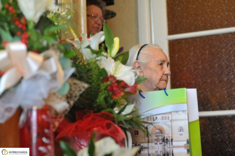 Szépkorú köszöntése Galambos Lajosné - fotó Szarka Lajos