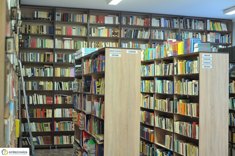 Könyvtáravató a Zrínyi gimnáziumban - fotó Szarka Lajos