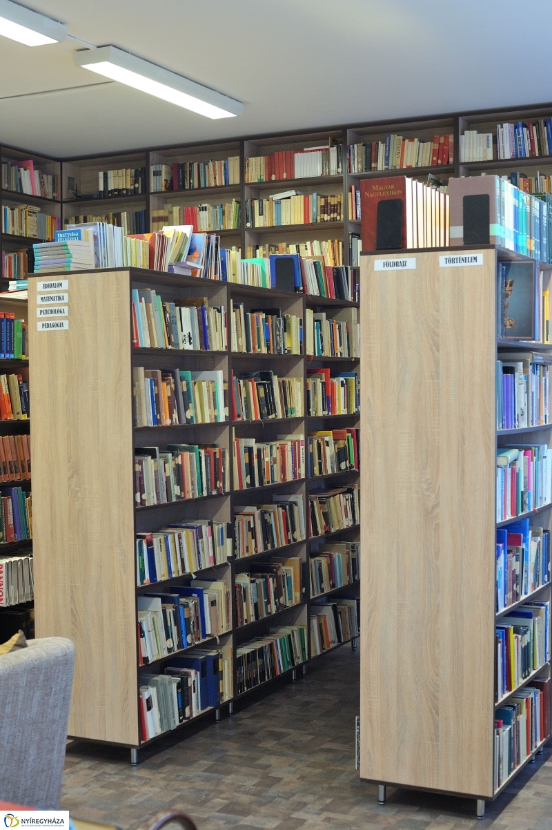 Könyvtáravató a Zrínyi gimnáziumban - fotó Szarka Lajos