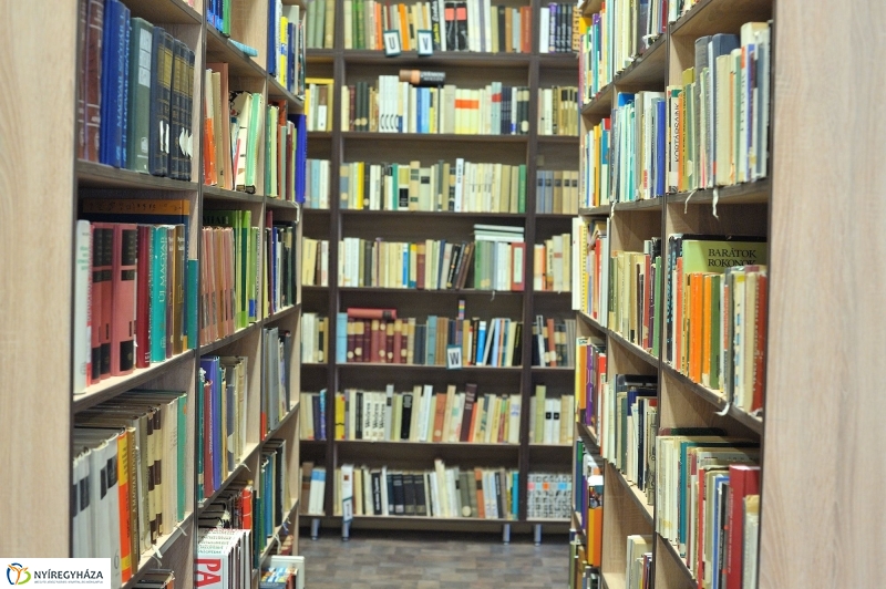 Könyvtáravató a Zrínyi gimnáziumban - fotó Szarka Lajos