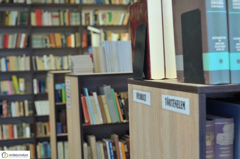 Könyvtáravató a Zrínyi gimnáziumban - fotó Szarka Lajos