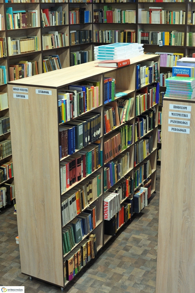 Könyvtáravató a Zrínyi gimnáziumban - fotó Szarka Lajos
