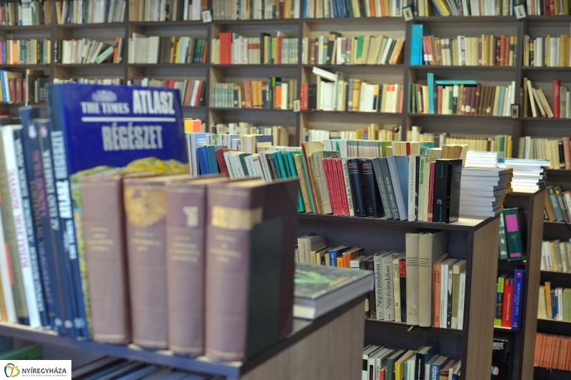 Könyvtáravató a Zrínyi gimnáziumban - fotó Szarka Lajos