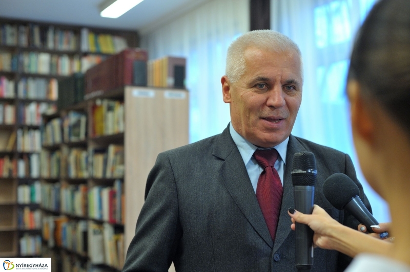 Könyvtáravató a Zrínyi gimnáziumban - fotó Szarka Lajos