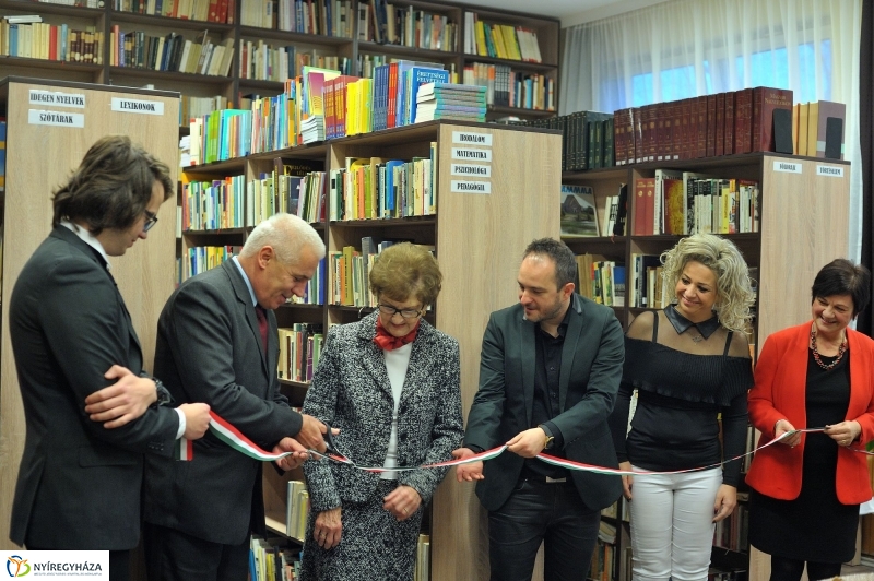 Könyvtáravató a Zrínyi gimnáziumban - fotó Szarka Lajos