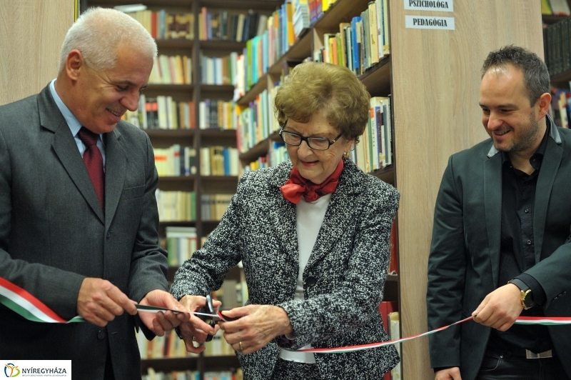 Könyvtáravató a Zrínyi gimnáziumban - fotó Szarka Lajos