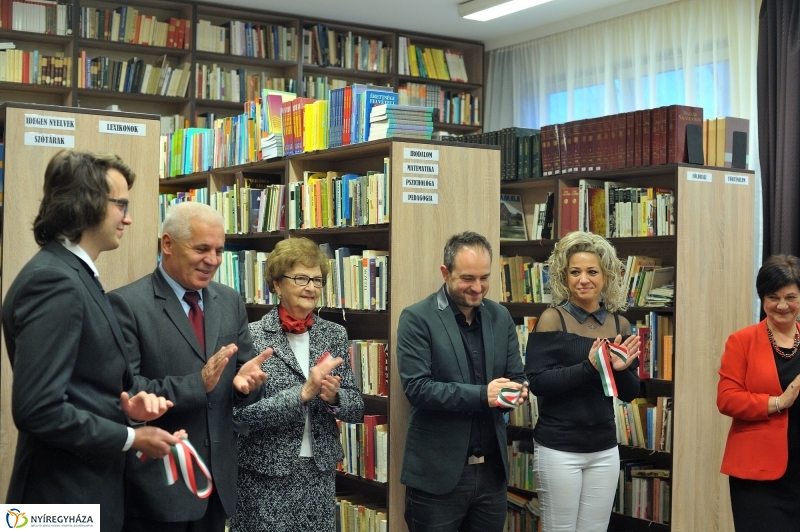 Könyvtáravató a Zrínyi gimnáziumban - fotó Szarka Lajos