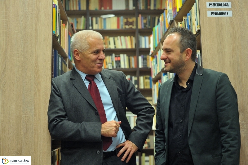 Könyvtáravató a Zrínyi gimnáziumban - fotó Szarka Lajos