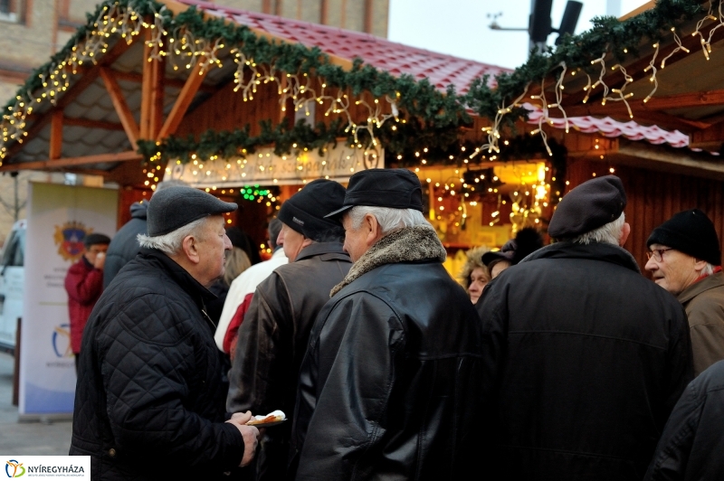 Ingyenes a lapcsánka 20161201 - fotó Szarka Lajos