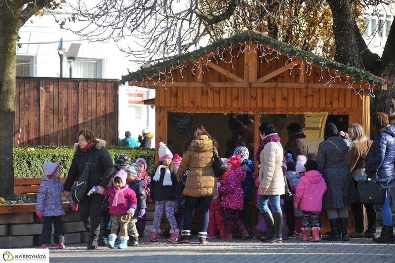 Gyerekek az adventi forgatagban - fotó Szarka Lajos