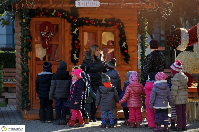Gyerekek az adventi forgatagban - fotó Szarka Lajos