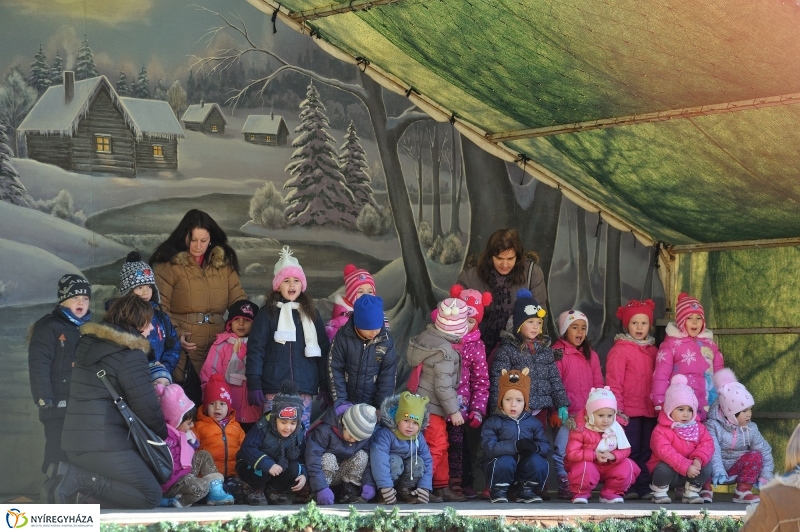 Gyerekek az adventi forgatagban - fotó Szarka Lajos