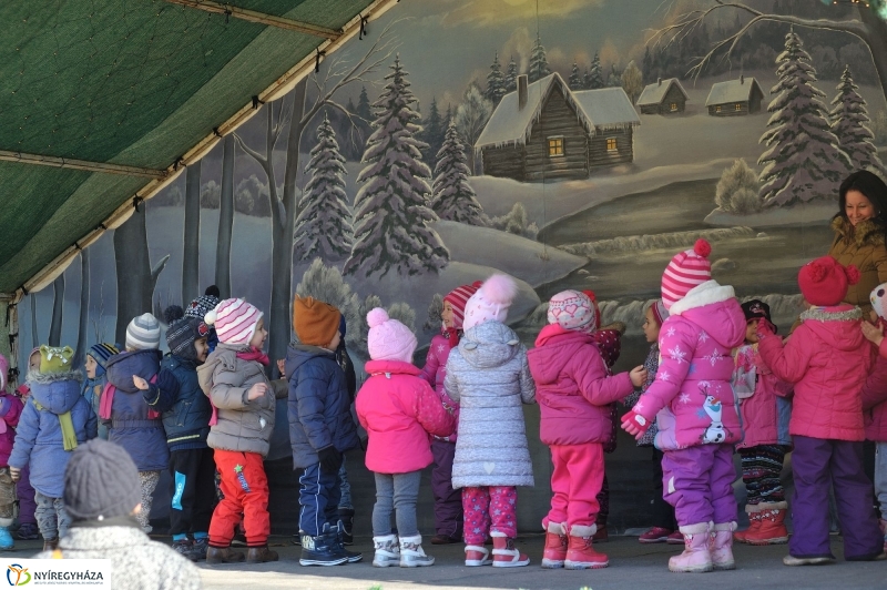 Gyerekek az adventi forgatagban - fotó Szarka Lajos