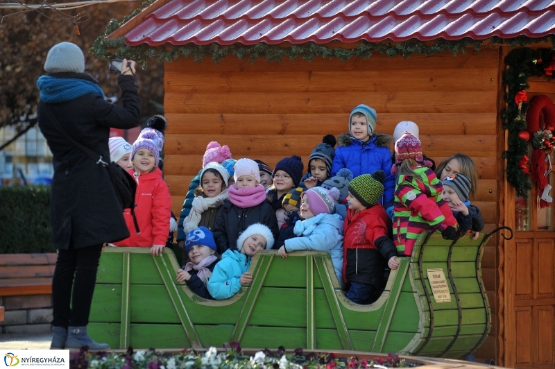 Gyerekek az adventi forgatagban - fotó Szarka Lajos